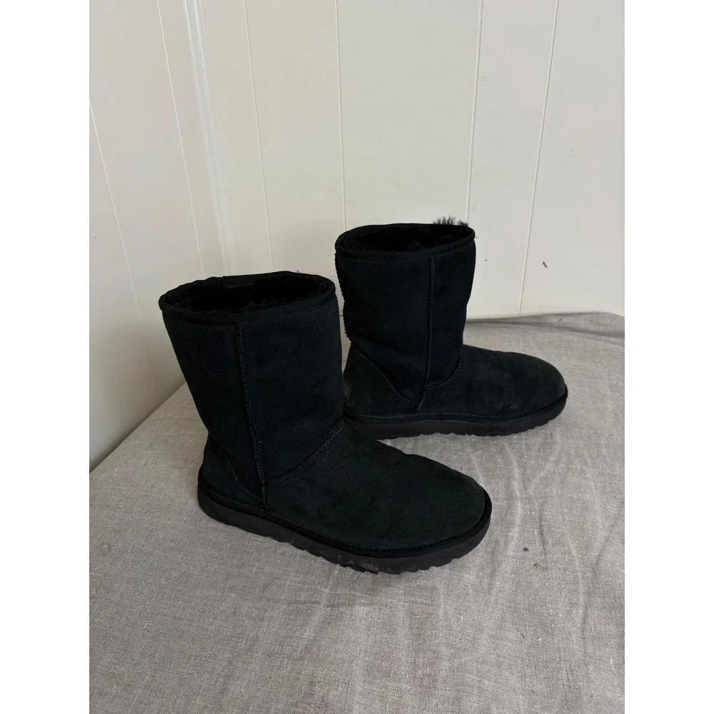 UGG Classic Short II Boots Womens 8 Black Sheepskin Suede 1016223